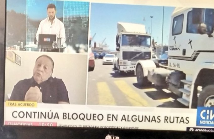efren_osorio's tweet photo. Me caen re mal los camioneros, pero NO pido q los repriman. Solo pido q cuando marchen los Mov Sociales los pacos los traten tan cariñosamente como a los camioneros, ley pareja ya? 
#CavadaCHVCNN https://t.co/9rONEjLru0