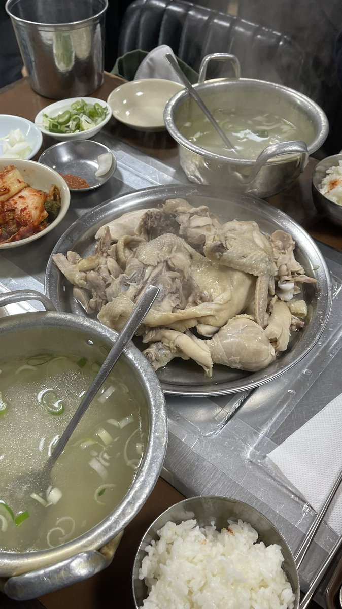 meokwawa's tweet photo. 을지로 사랑방칼국수 
백숙백반 8000원 
2인분에 밥 포함 저렇게 나온다
간이 완벽하고 부드럽고 야들야들했다 식어도 맛있음 
보통 닭백숙과 칼국수를 같이 먹던데 품절돼서 못먹음 다음엔 칼국수도 꼭.. 
재방문의사 29628262926% https://t.co/fkg9xTpNQw