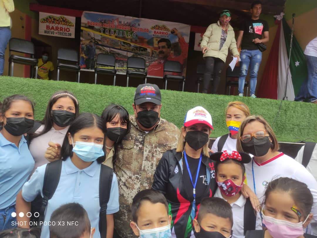 FRNSTRU's tweet photo. Este #12 #Febr Nuestra Primera Combatiente Lcda. Reyna de Marquéz, en compañía del Gobernador @GerardoMarquez4fPsuv Visitaron San Lázaro del mcpio Trujillo, rehabilitaron 92 viviendas, la deportiva. Dotación de insumos médicos. Acciones positivas para el pueblo. https://t.co/V1WFGYsrPN