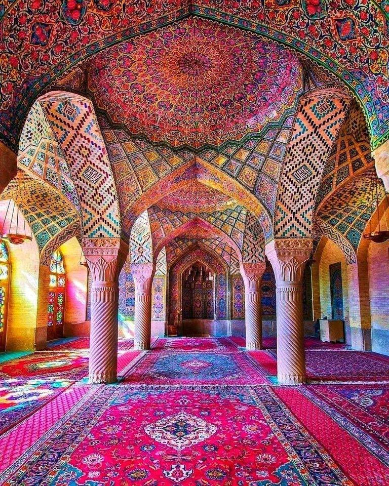 Interior de la mezquita Shiraz en Irán.