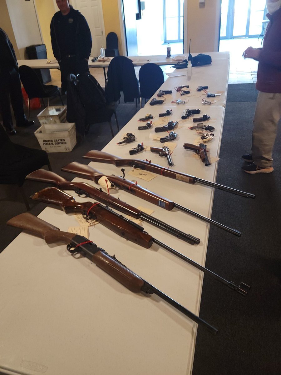 Bilalqayyumcom1's tweet photo. Our first Gun Buy Back got 28 guns today. National studies report that a large number guns end up on the streets after being stolen from someone house. #fatherswithpurpose https://t.co/prSuxtiqO3