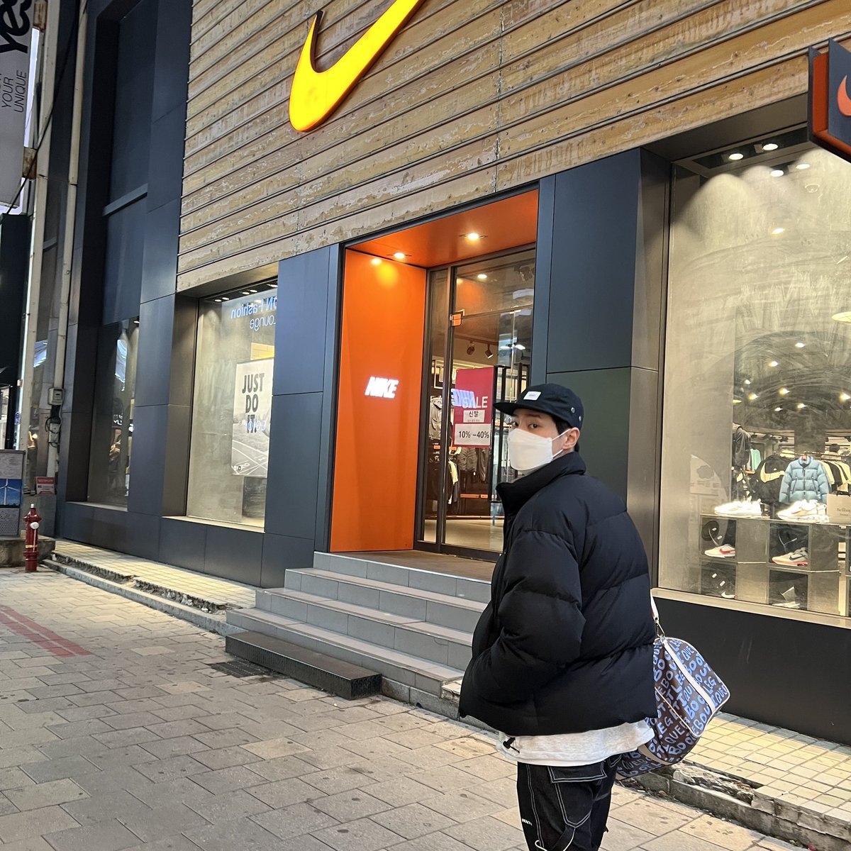 1ee_Jun_Yxxng's tweet photo. 연습 끝나고 밥 먹으러 가는 길. https://t.co/2VM4dvbj6z