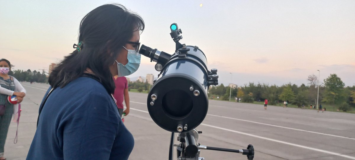 BarrioRondizoni's tweet photo. Astronomia popular en la elipse del Parque O'Higgins Compartimos imagenes de la  1 jornada de taller en donde junto a vecinos y visitantes del  parque pudimos disfrutar de hermosas imágenes de la Luna, actividad enmarcada en  la recuperacion del Parque y los espacios publicos. https://t.co/UBj9HvhdWn