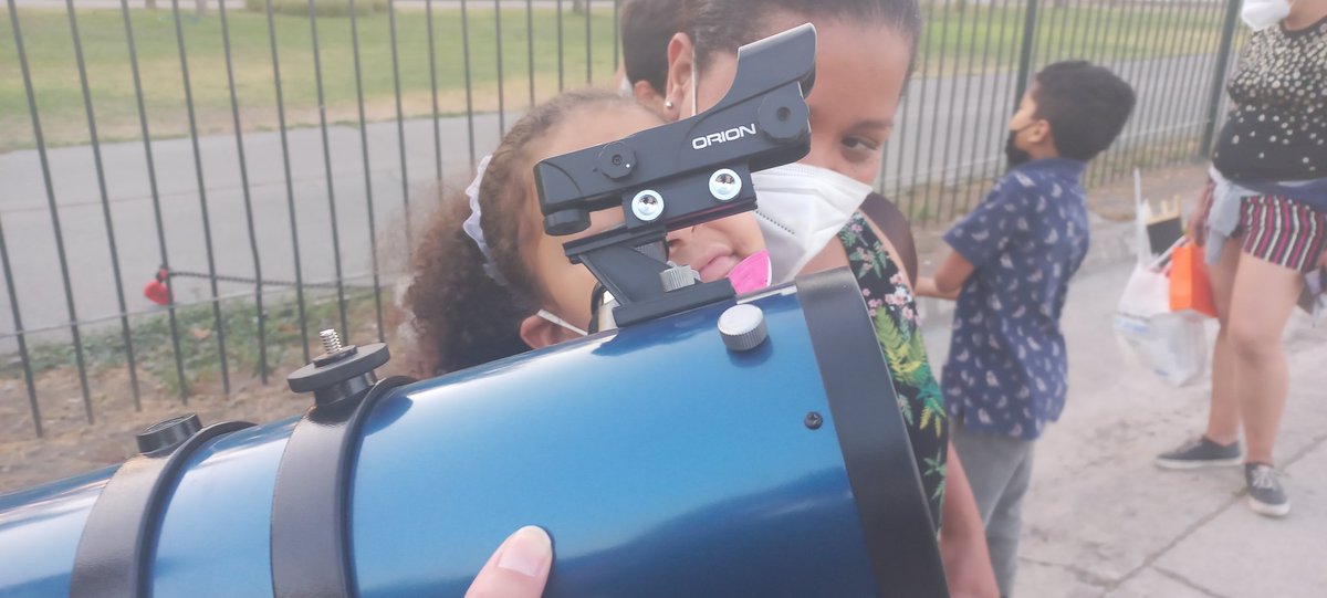 BarrioRondizoni's tweet photo. Astronomia popular en la elipse del Parque O'Higgins Compartimos imagenes de la  1 jornada de taller en donde junto a vecinos y visitantes del  parque pudimos disfrutar de hermosas imágenes de la Luna, actividad enmarcada en  la recuperacion del Parque y los espacios publicos. https://t.co/UBj9HvhdWn