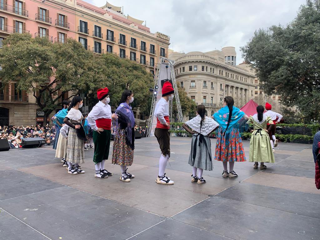 Avui els infantils i juvenils de l’Esbart han participat a les festes de Santa Eulàlia de Barcelona convidats pels amics de @balletsdecatalunya