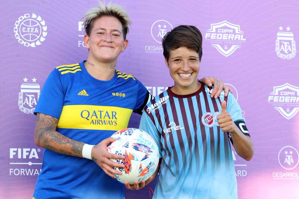 afa's tweet photo. #DesarrolloAFA Las capitanas de @BocaJrsOficial y @clubuaiurquiza, Yamila Rodríguez y Micaela Sandoval, anticipan la final de la #CopaFederal 🏆 de Fútbol Femenino.
🕔 Hoy 17:00 horas
📺 @TV_Publica / @canaldeportv
📝 https://t.co/8KGcWiIUlI https://t.co/oT2UGIF3MJ