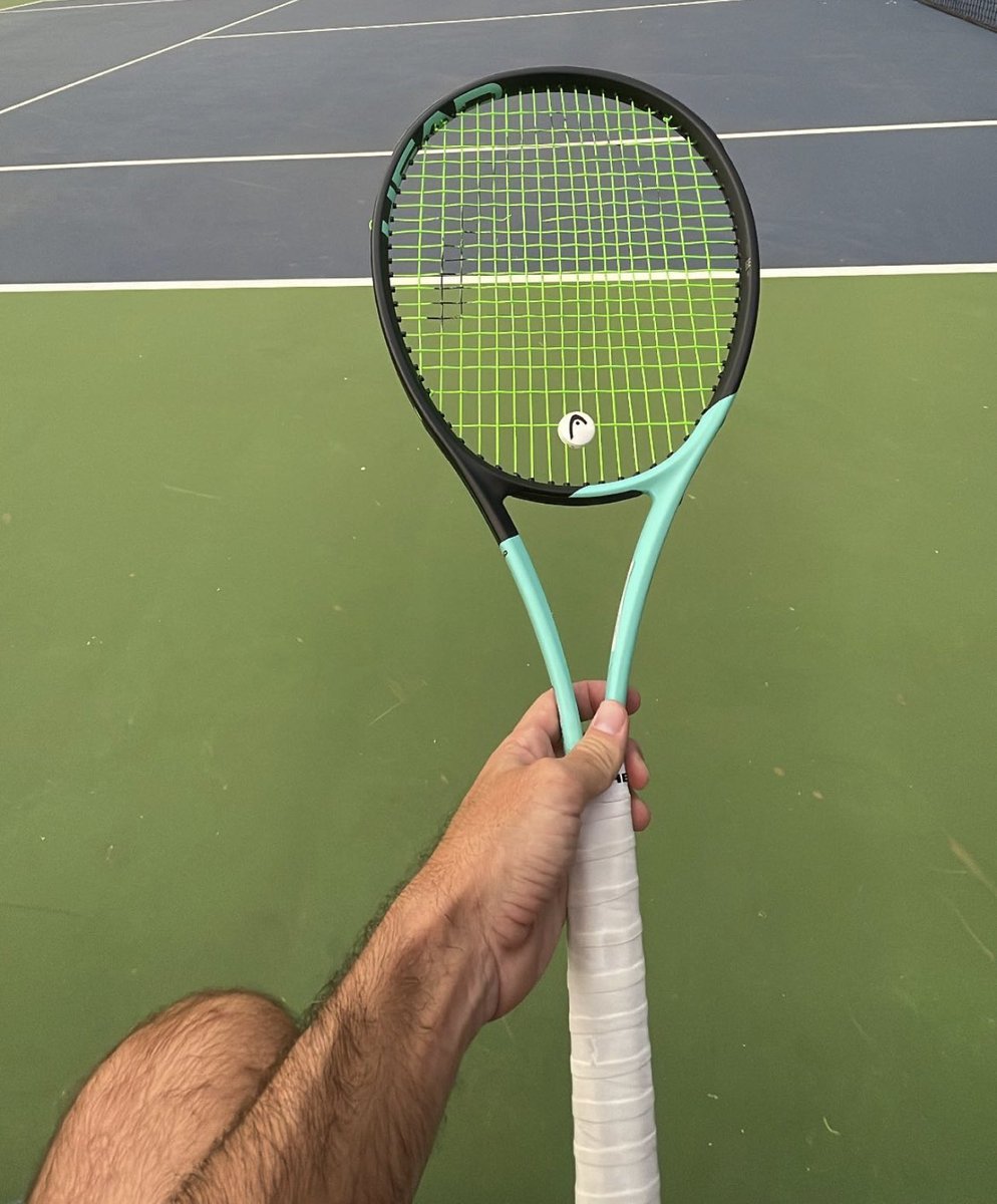 prsttennis2's tweet photo. BOOMコスメのPJを使用する選手が多い中で、BOOMのモールドを使用する選手もいますね。

よく見たら18×20のフレームでした。

どんな打感なんでしょう……

やはり叩いていく力のある外国の選手は18×20がベストなんでしょうね。 https://t.co/3lDreh0ZBl