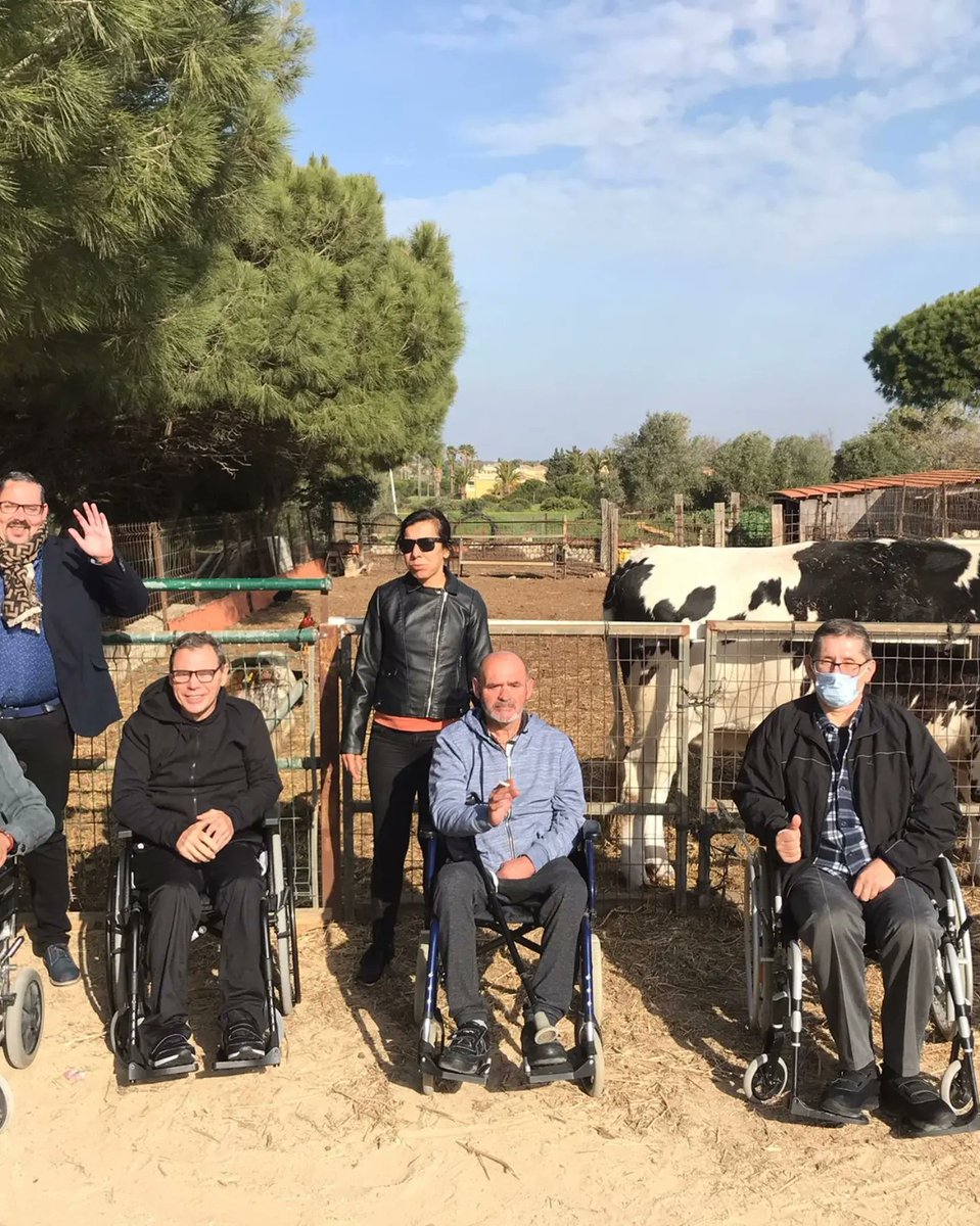 Adacca1's tweet image. Ayer estuvimos con los chic@s #ResidenciaLosGallos

en el  área de naturaleza #LaHuertaDelNovo. Nos acompañaron @marinagoicoechea
 @Maitemorejon tripulantes de la #F84ReinaSofia llegaron cargadas de  Donuts para la merienda y de cariño a nuestros usuarios. 
Gracias 
@Armada_esp