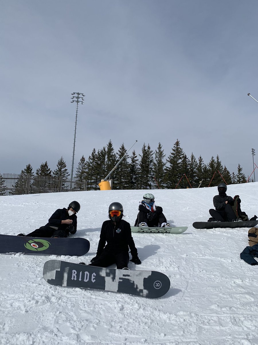SamK1ng_'s tweet photo. So happy we have been able to get out to Mount St. Louis and train as a snowboarding team this year. Two more weeks to our first competition! @LakefieldCS https://t.co/rpRAyB9L4F