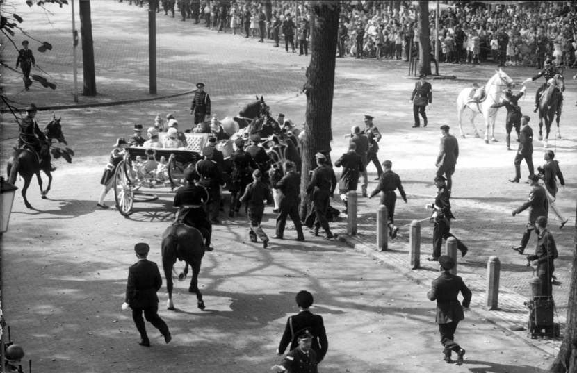 robhoeij's tweet photo. Overigens blijkt Prinsjesdag 1963 een hachelijk avontuur geweest te zijn doordat een paard van de koets met daar de prinsessen Beatrix, Irene en Margriet, op hol sloeg en tegen een boom botste. #koets #prinsjesdag #cremecaleche @AdriaanGijs https://t.co/tCUCsjtAar