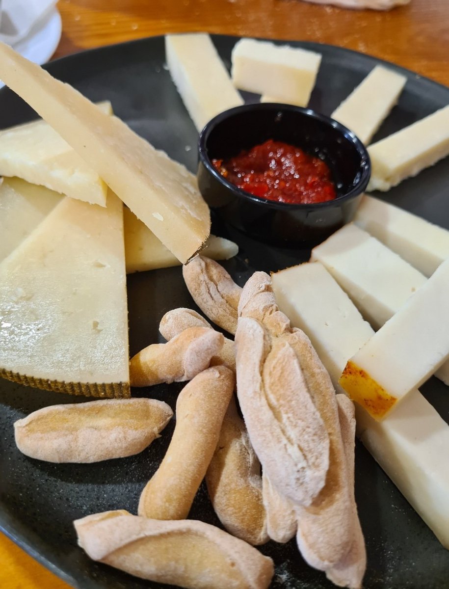 charlitfe's tweet photo. Quesos curados con mermelada de pimientos, que buena combinación con el Corimbo.
Indescribable!
Good day!😋
#winelover #Tenerife #cheess https://t.co/7ZyamXS326
