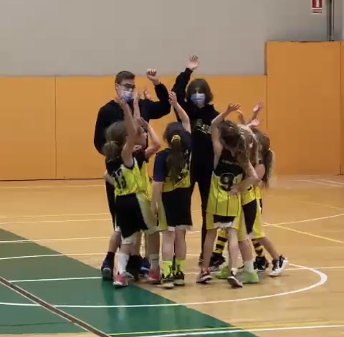 PaulaAlba157's tweet photo. Comencem la segona fase! Victòria del Premini femení dissabte i victòria del Premini mixte diumenge! Seguim millorant! @CBVilanova @alejandro_alba_  🏀💪🏻 https://t.co/EIWTwGRwh8