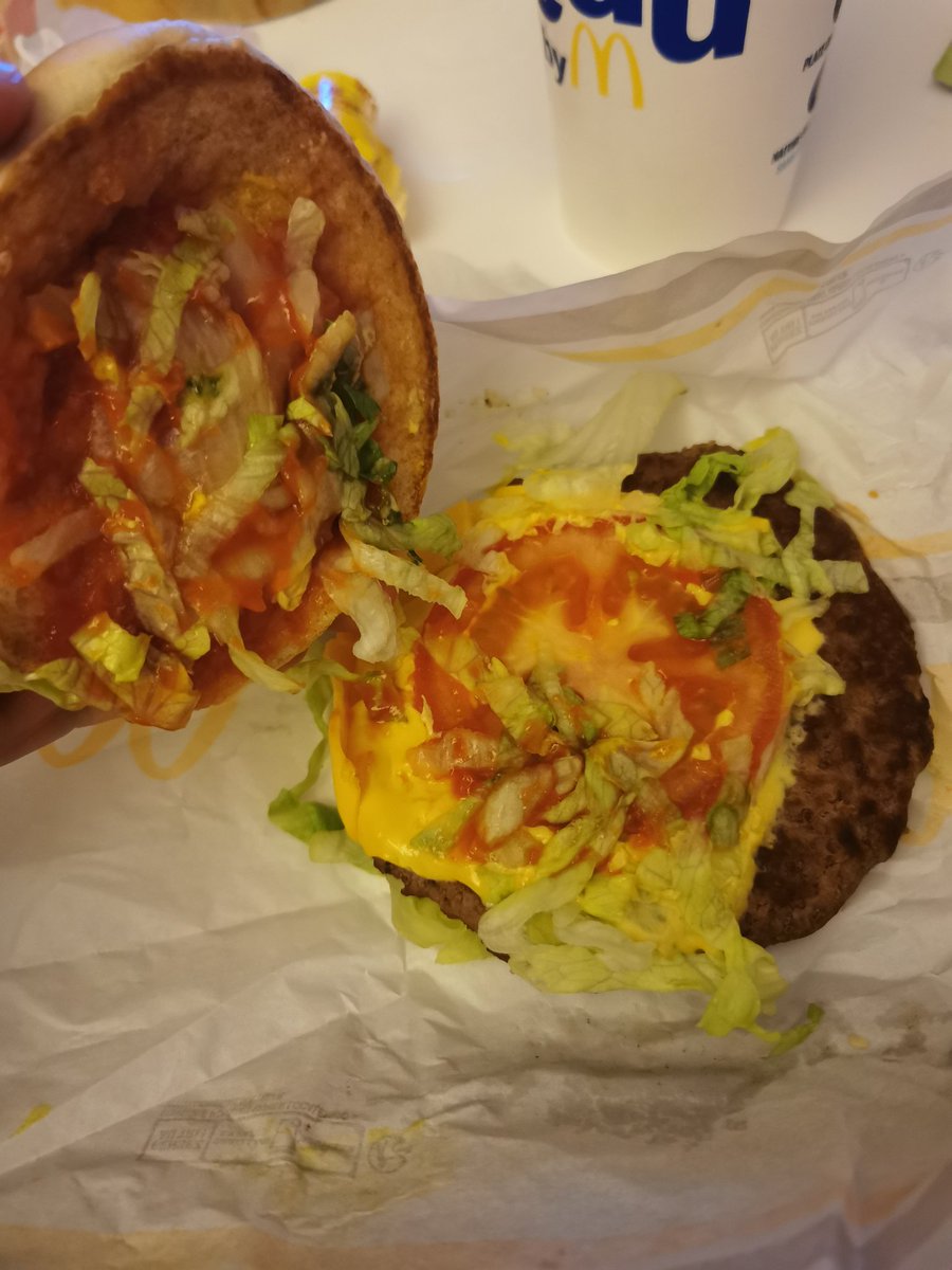 gwadasblit's tweet photo. A quel moment c'est un Royal cheese @McDonaldsFrance  ? 😭 #remboursé #McDonalds https://t.co/lqPWMvCe8I
