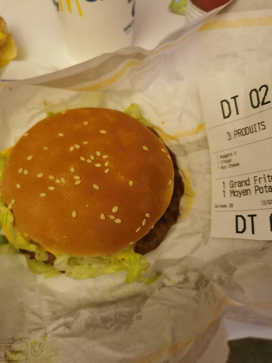 gwadasblit's tweet photo. A quel moment c'est un Royal cheese @McDonaldsFrance  ? 😭 #remboursé #McDonalds https://t.co/lqPWMvCe8I