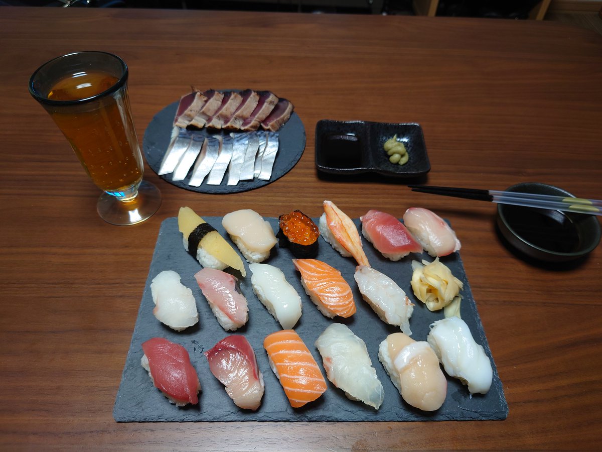 今日の晩飯 寿司とカツオのたたきと〆鯖だ 寿司はやっぱ美味いわ〜 ちょっと食べ過ぎだな 昨日はピザ 今日は寿司 明日からまた野菜だな