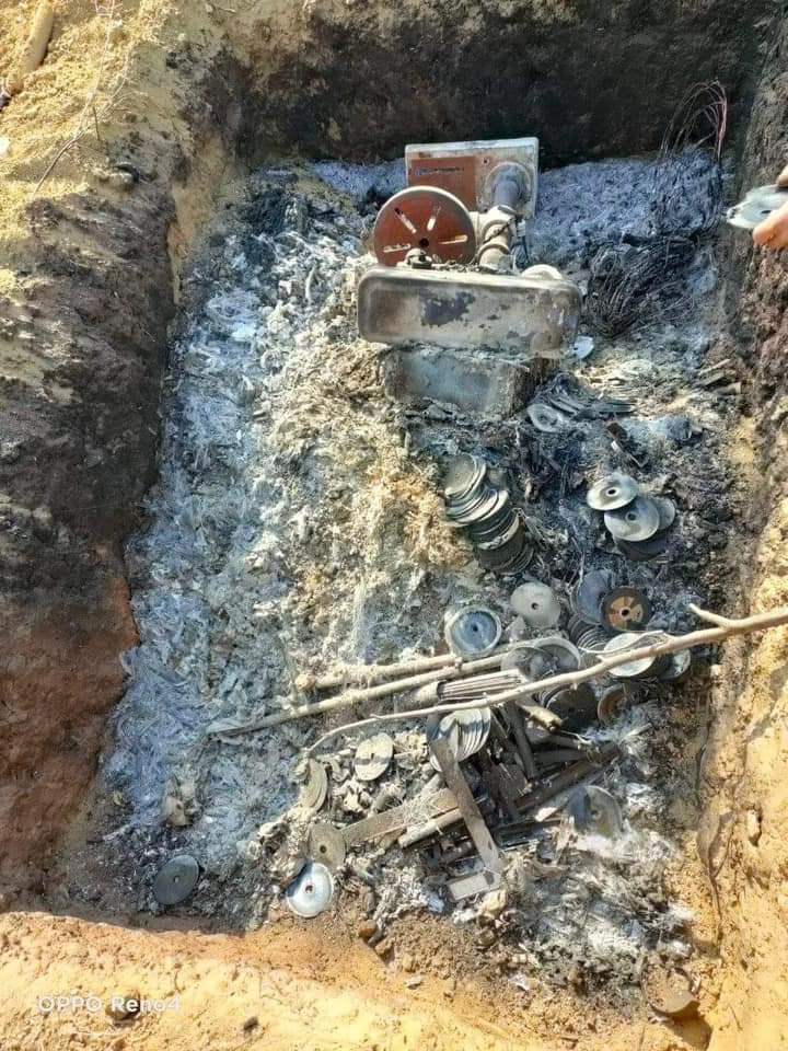 spring_2021's tweet photo. The Salingyi Special Task Force (SSTF) reported today (Feb13) that a PDF camp in Salingyi Tsp, Sagaing Division,was set on fire by military council on Feb11 at around 2pm during a military offensive.SAC also set 2 civilians houses on fire. 
#2022Feb13Coup
#WhatsHappeningInMyanmar https://t.co/Ov92CtGSRW