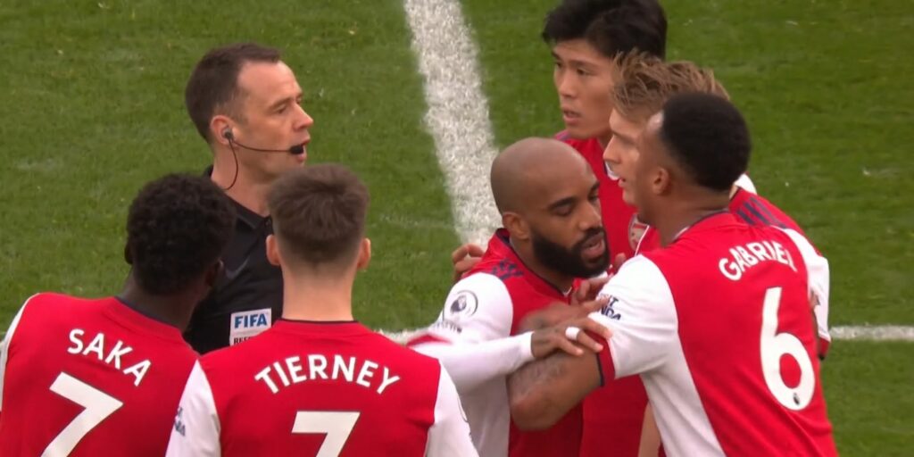 UPYOURARSENAL04's tweet photo. Arsenal were charged by the FA stating their players fail to conduct themselves in an orderly fashion because they stood next to the Ref to protest. Will Manchester United be charged for their players surrounding the official? Exactly that's what I thought🤷🏽‍♂️ https://t.co/WEHPMvMJfe