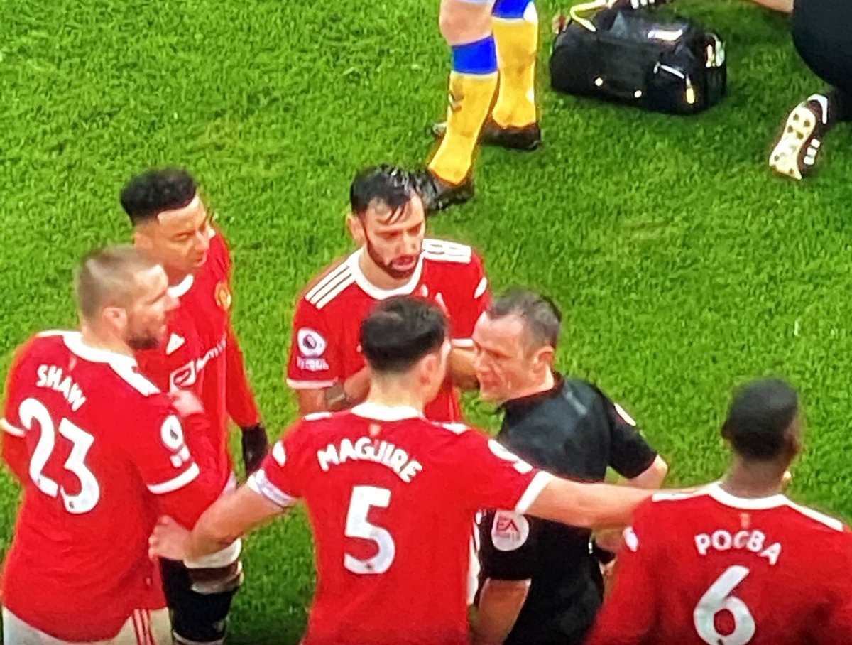UPYOURARSENAL04's tweet photo. Arsenal were charged by the FA stating their players fail to conduct themselves in an orderly fashion because they stood next to the Ref to protest. Will Manchester United be charged for their players surrounding the official? Exactly that's what I thought🤷🏽‍♂️ https://t.co/WEHPMvMJfe