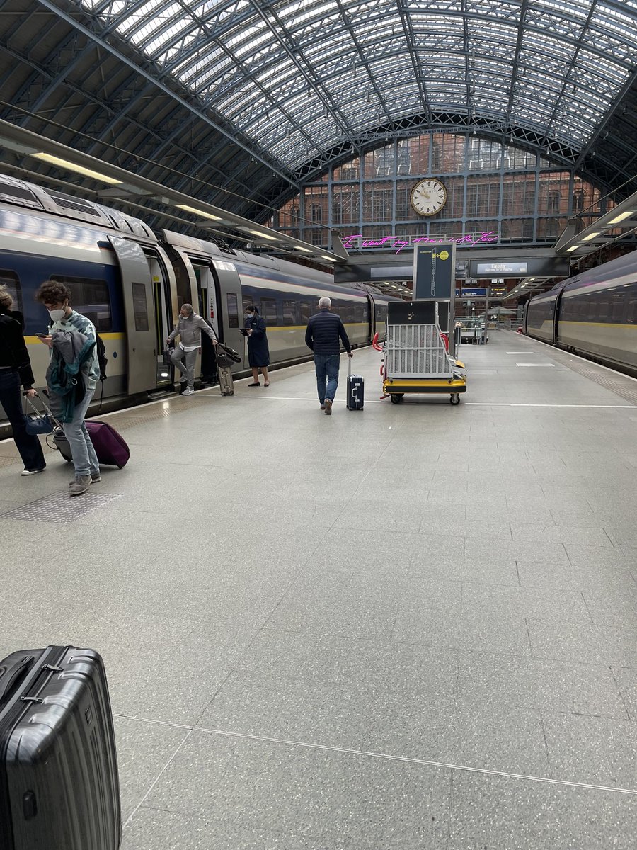 TRAIN FROM LONDON -> GENEVA 🧵 trying reduce my carbon footprint, and a key part of that is eliminating short-haul flights ✈️ So last week, I travelled from London to Geneva &amp; back by train for the first time 🚆 TLDR: it was great! 🤩 Reflections in the thread below 👇