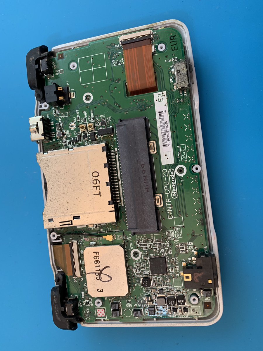 duke_cpu's tweet photo. I teared down this vintage #NintendoDS from 2004. Already back then the #CPUs were super small. The NDS used two #ARM CPUs. The main processor was an ARM9 (ARM946E-S) running at 67MHz and was called CPU NTR - short for NITRO (Codename of the NDS)! #CPUDuke https://t.co/VebGfcj81A