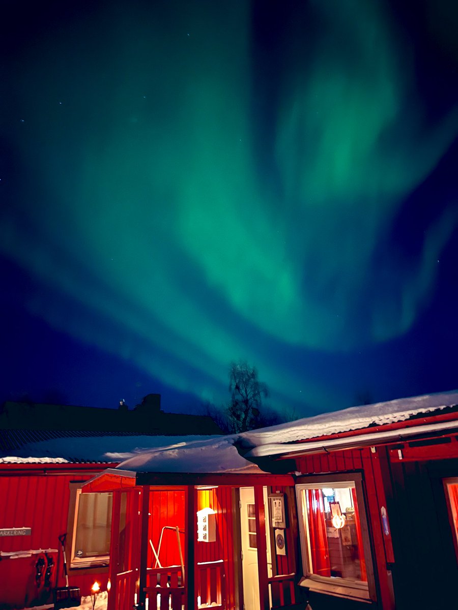 Man står där varje gång lika hänförd när dansen sätter igång. Förundras och förtrollas. Den här vecka har norrskenen dansat extra mycket och extra vackert.