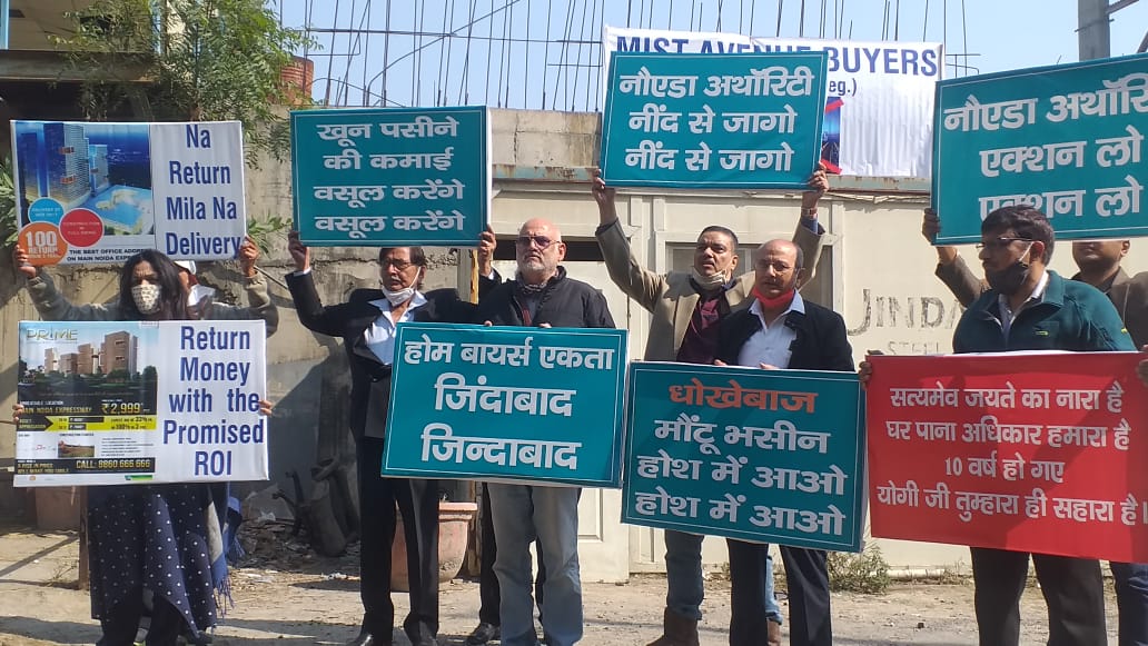 MistMaba's tweet photo. On-site ‘Dharna’ held at Mist Festival city today.10 years of patience and suffering must come to an end! 
We believe in Yogiji’s sword of righteousness!Help us Yogiji🙏@PMOIndia @HMOIndia @myogiadityanath @UPRERAofficial @noida_authority @OfficialGNIDA @YamunaAuthority @CeoNoida https://t.co/kUeoc7vrOg