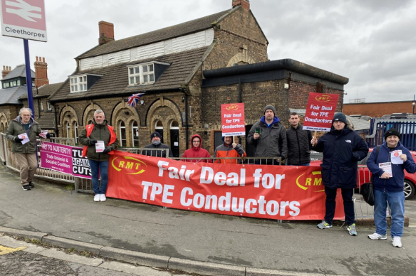 RMTunion's tweet image. Rail union RMT members standing firm in fight for #PayJustice on @TPExpressTrains this morning
bit.ly/3uQlYeT