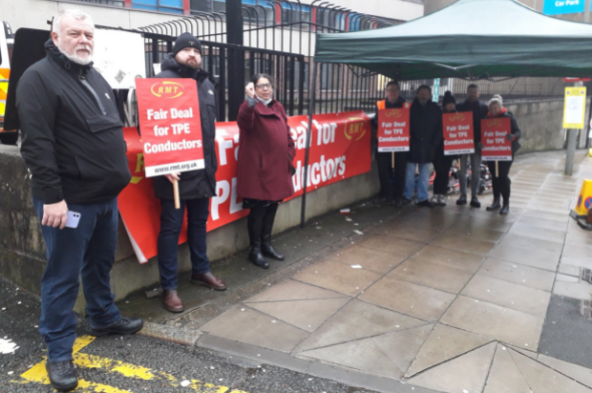 RMTunion's tweet image. Rail union RMT members standing firm in fight for #PayJustice on @TPExpressTrains this morning
bit.ly/3uQlYeT