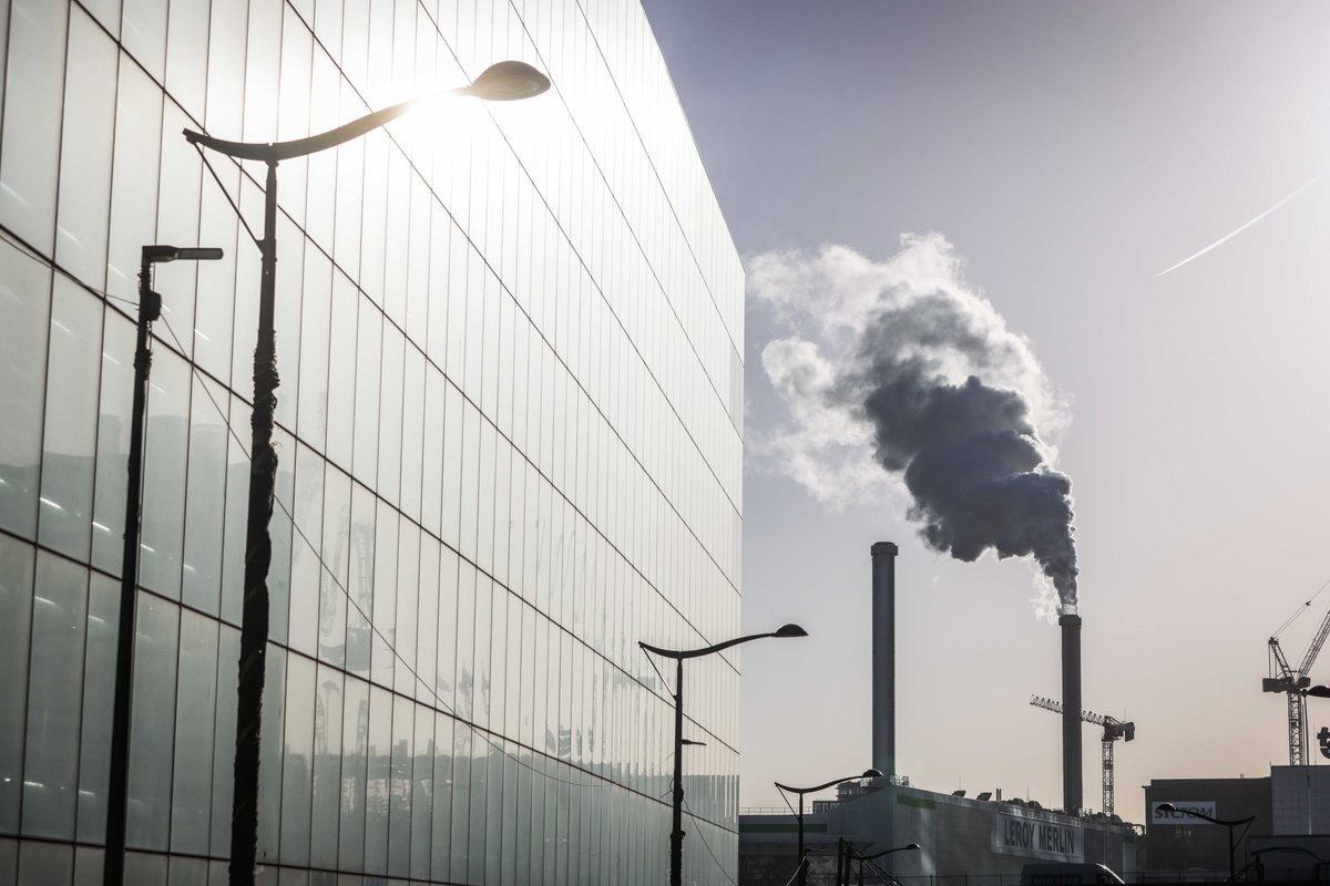 France3Paris's tweet photo. Dioxines près de l'incinérateur d'Ivry : l'ARS demande une expertise toxicologique et préconise par prudence de ne pas consommer des œufs "issus de poulaillers situés à proximité immédiate" de l'usine

https://t.co/RyOLlOAgjk https://t.co/UEZ0ey2EMP