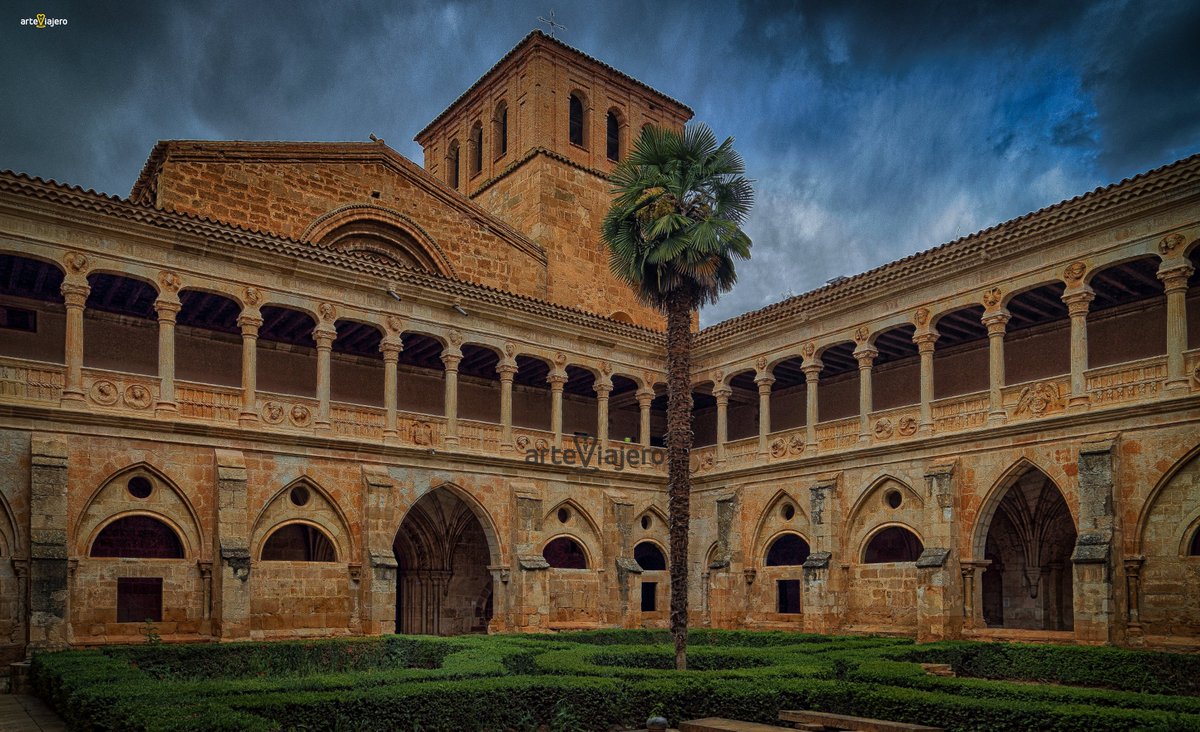 arteviajero_com's tweet photo. Monasterio de Santa María de Huerta (Soria), una de las máximas cimas que alcanza la arquitectura cisterciense en #CastillayLeon. En él brilla de manera especial su magnífico refectorio y su elegante claustro que combina los estilos gótico y renacentista #FelizDomingo https://t.co/MH9cCYkBZZ