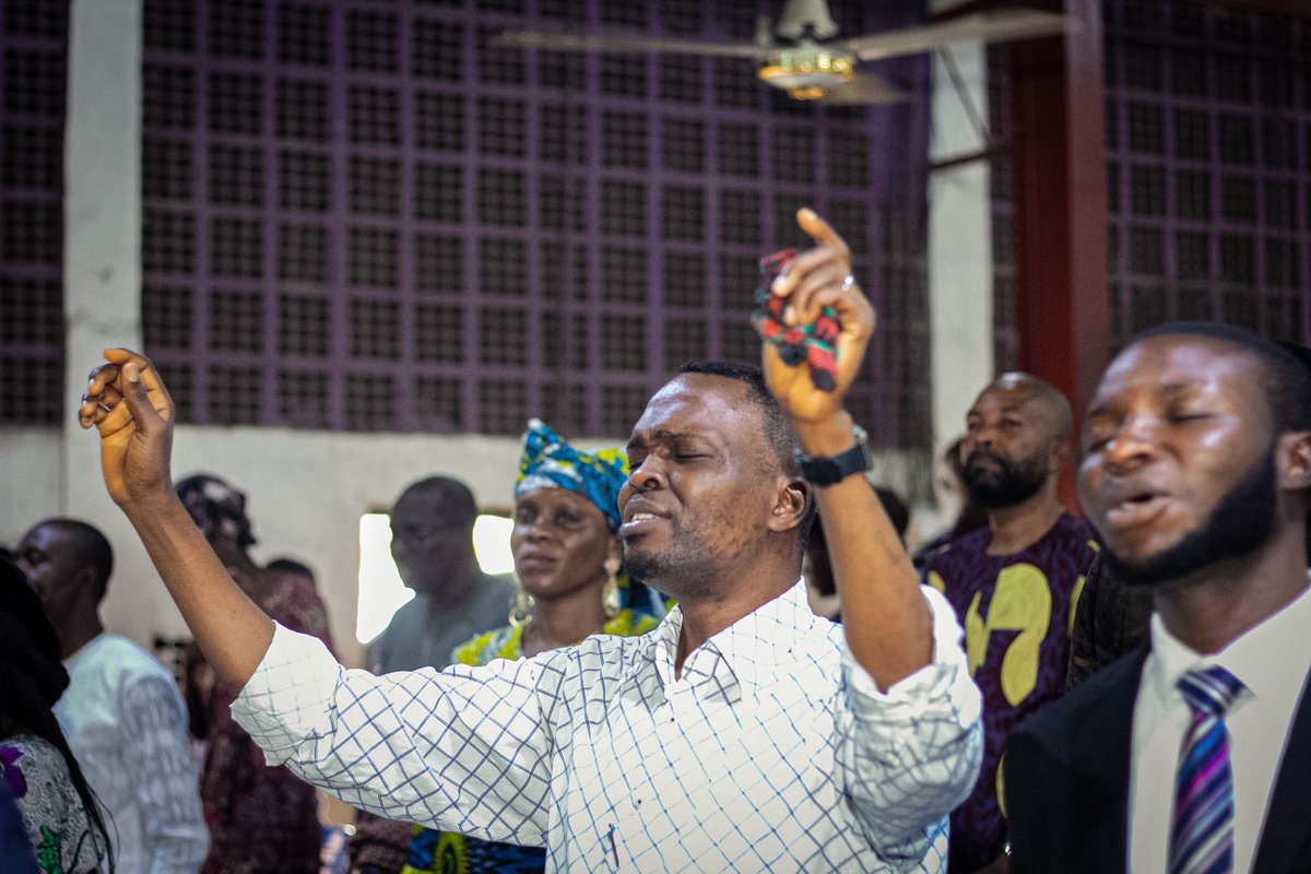 Foursquarejeb's tweet photo. Full Service Highlights
Breakthrough Prayers before the service.
#FGCJebakoService #FoursquareJeb https://t.co/TnAxEfxxIq