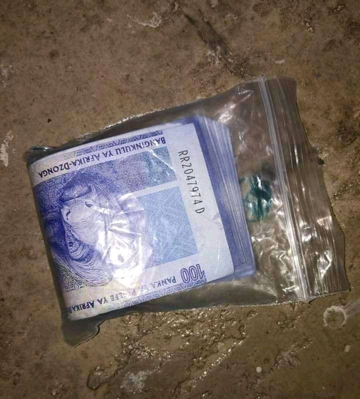 Malt_ZAR's tweet photo. "I don't trust you , leave your phone with me and go give that man this money" 
Jiki jiki he's gone with your phone😹😹💔 https://t.co/Su2dEIhJjv