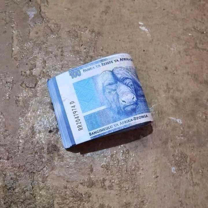 Malt_ZAR's tweet photo. "I don't trust you , leave your phone with me and go give that man this money" 
Jiki jiki he's gone with your phone😹😹💔 https://t.co/Su2dEIhJjv