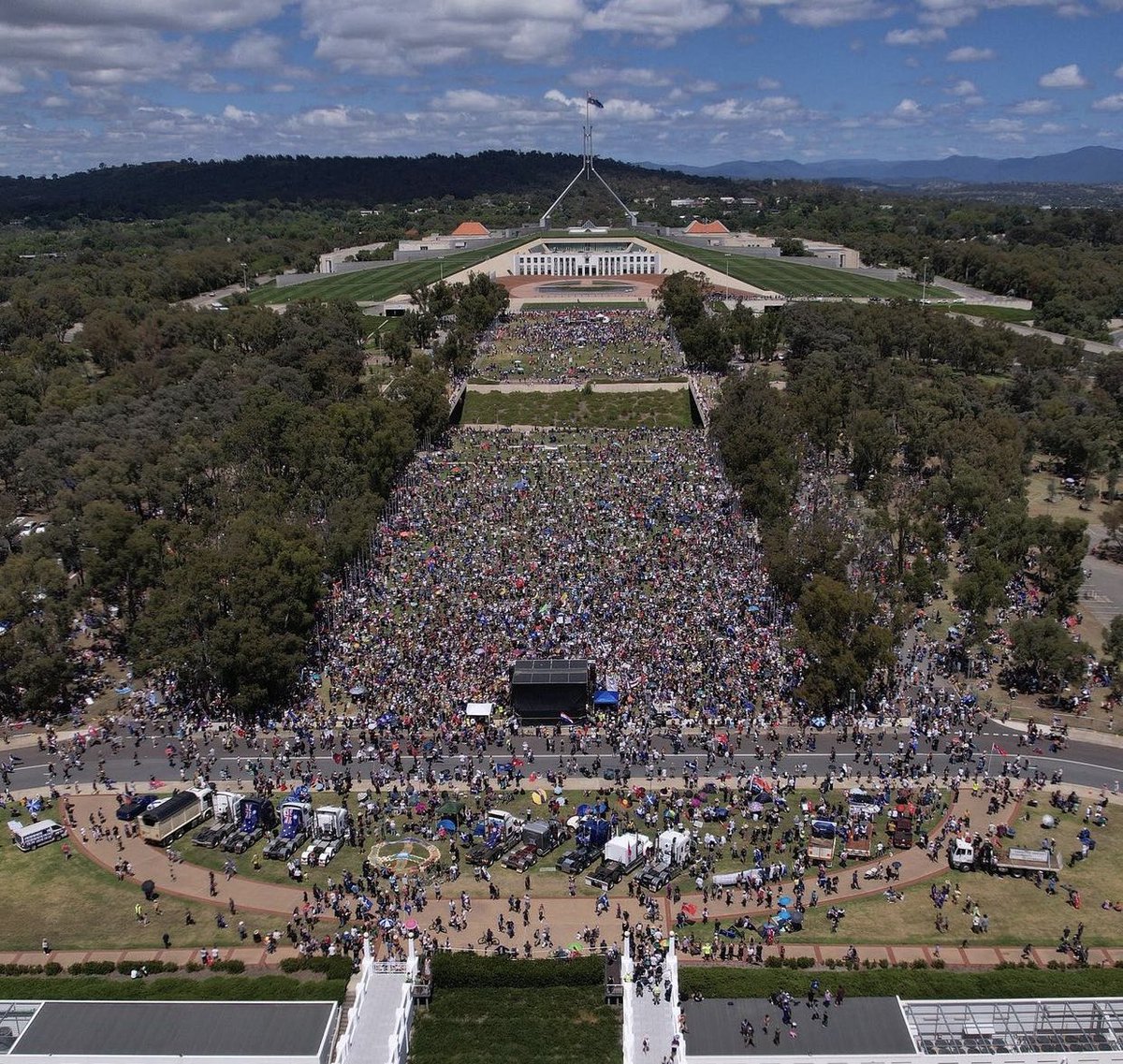 Can the anti-mandate people please Google what a crowd of 1-million looks like. Yeah, it’s not that. Decent but. #COVID19 #Canberra #MandateFreedom