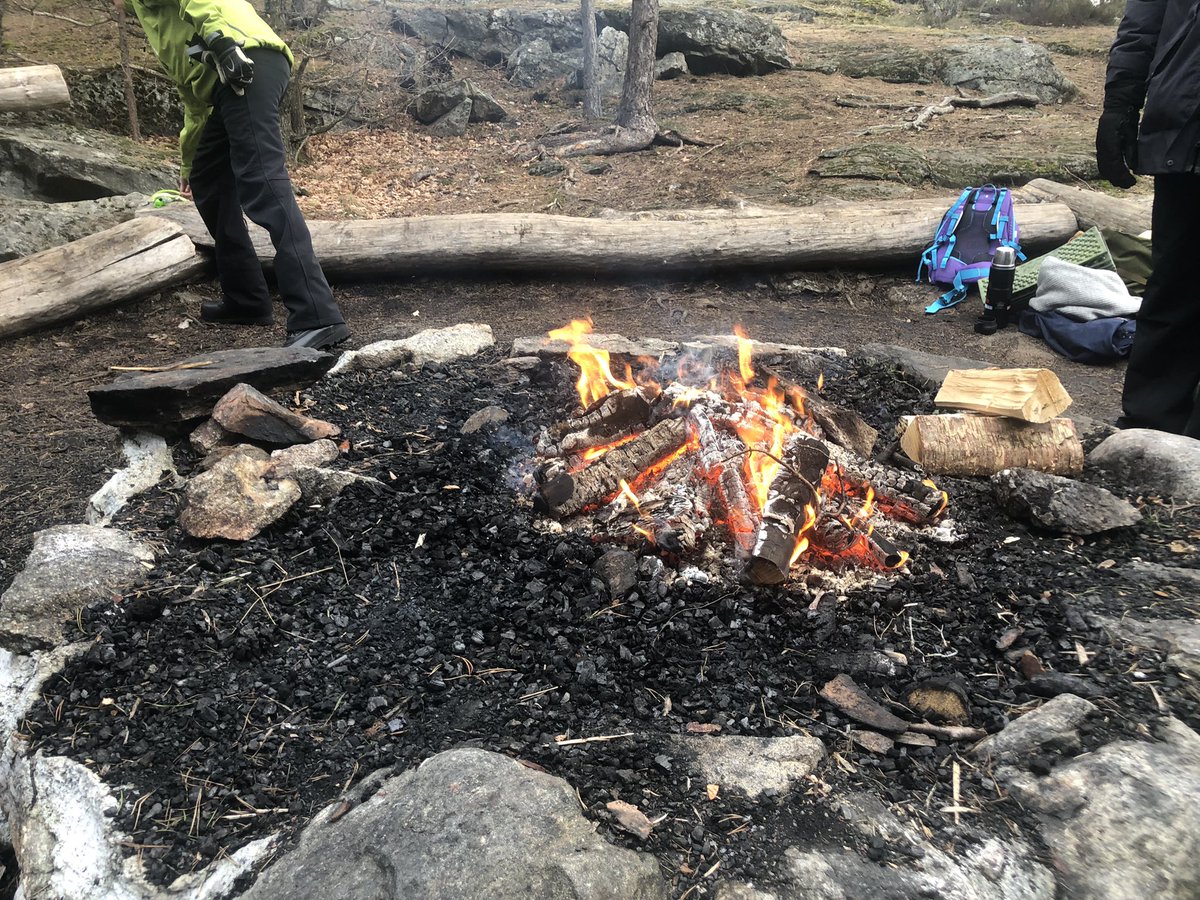 jespervarn's tweet photo. Idag har vi haft #familjescouting igen. Den här vårterminen har kåren ”överlevnnad” som tema. Vi familjescouter har idag pratat ”värme” och gjort eld, pratat ”isolering” och bl.a gjort en risbädd och testat att ligga på den. 

Gravt roligt. Som alltid. ❤️#AlltidRedo #Scouterna https://t.co/JRFP9goOEE