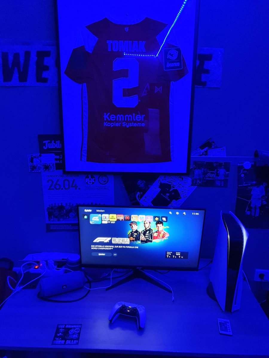 JustinGries2001's tweet photo. @TisiSchubecH Im Hintergrund ein  getragenes Trikot von Boris aus dem Spiel gege  Viktoria Berlin habs mir verdient wenn ihr sehen wollt wie ich habe euch eine pn gesendet.(Schauts euch erst mit blackscreen an.Weiß nicht ob nippel auf twitch erlaubt sind aber glaubt mir es ist ein blick wert https://t.co/02VzoFSG4g