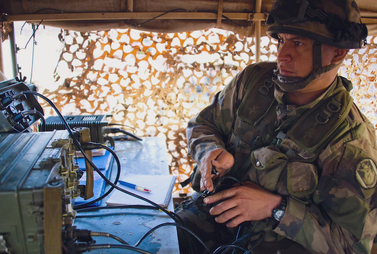 RecrutemenTerre's tweet photo. #JournéeMondialeDeLaRadio

Dans l’armée de Terre, les spécialistes des communications radio appartiennent à l’arme des Transmissions.

De très nombreuses spécialités techniques permettent d’exercer son métier sur tous les théâtres d’opération 👉 https://t.co/1iIPJ38uSz https://t.co/mXOmxEcFlu
