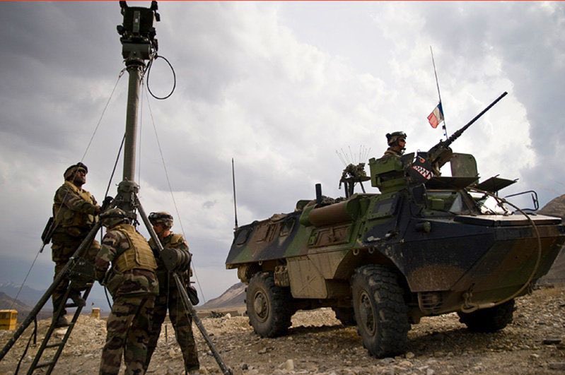 RecrutemenTerre's tweet photo. #JournéeMondialeDeLaRadio

Dans l’armée de Terre, les spécialistes des communications radio appartiennent à l’arme des Transmissions.

De très nombreuses spécialités techniques permettent d’exercer son métier sur tous les théâtres d’opération 👉 https://t.co/1iIPJ38uSz https://t.co/mXOmxEcFlu