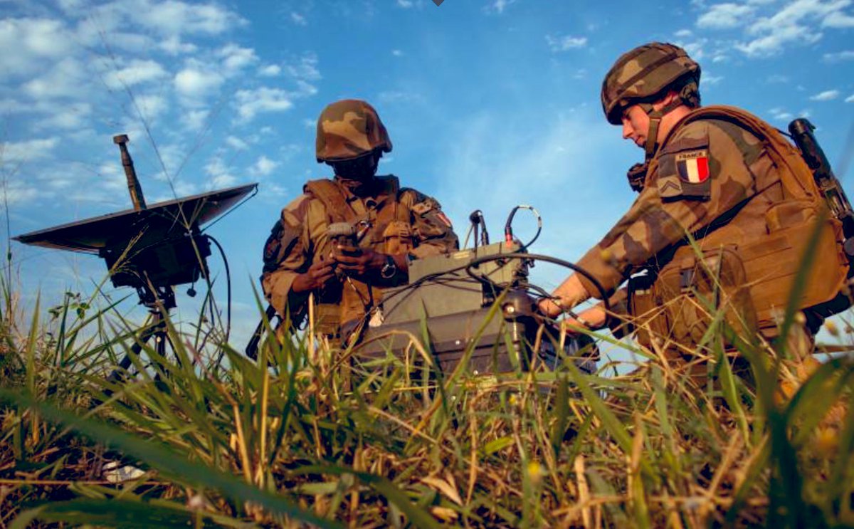 RecrutemenTerre's tweet photo. #JournéeMondialeDeLaRadio

Dans l’armée de Terre, les spécialistes des communications radio appartiennent à l’arme des Transmissions.

De très nombreuses spécialités techniques permettent d’exercer son métier sur tous les théâtres d’opération 👉 https://t.co/1iIPJ38uSz https://t.co/mXOmxEcFlu