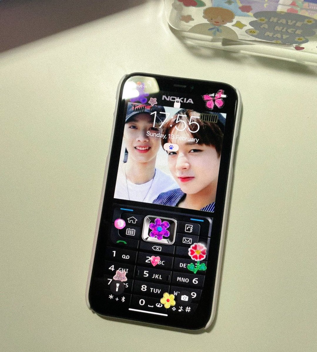 largecookie_'s tweet image. ไม่รู้ว่าโนเกียหรือโมเม้นอันไหนแก่กว่ากัน😔✌🏻