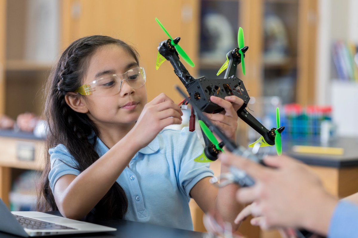 Have a go at building, coding and flying a drone with @TheDroneRules - The next generation of young #Scientists, #Engineers, #Mathematicians and #Technologists will be designing, building and flying these future vehicles. Book here ow.ly/r3Kh50HPwYK