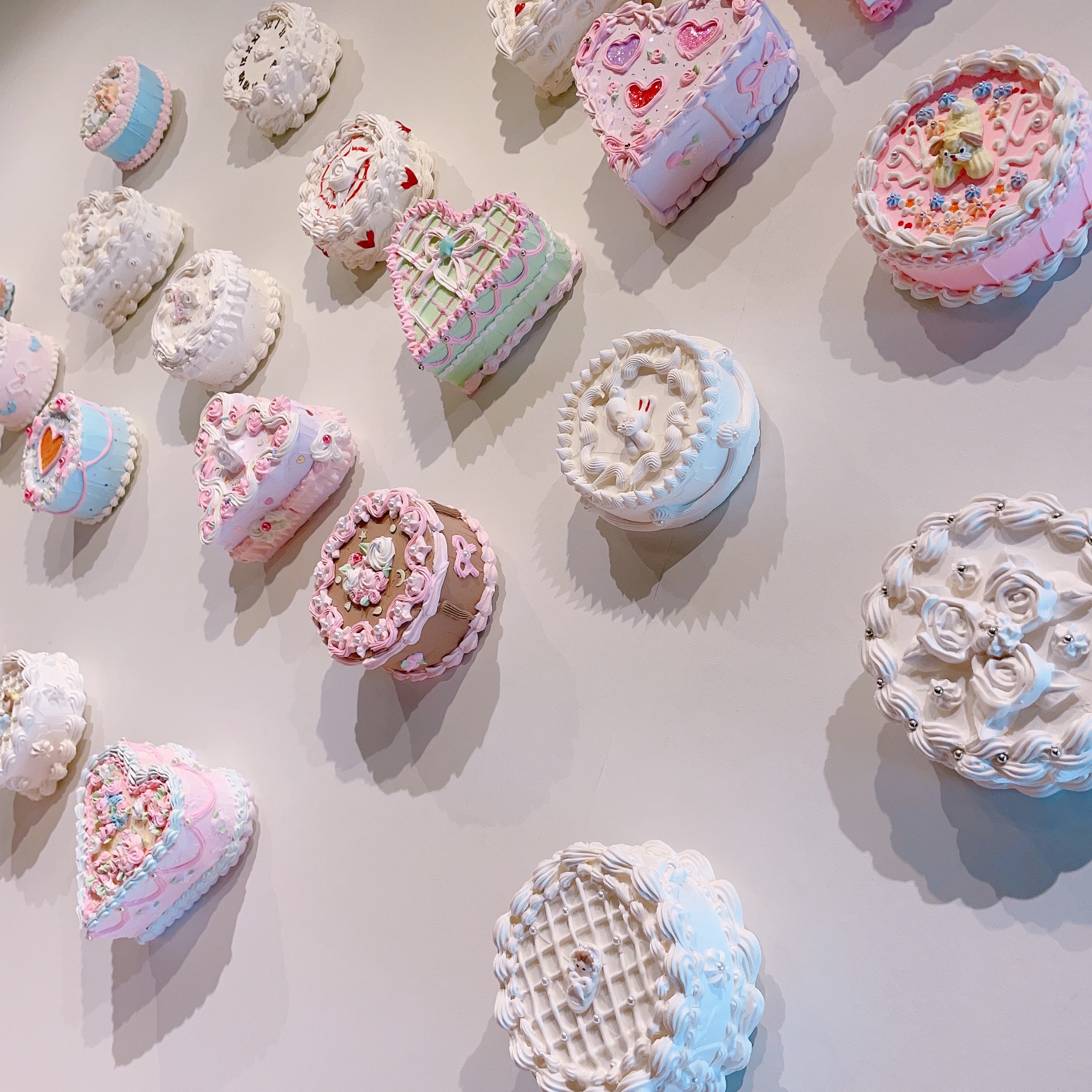 はる 個展10 26 夢のケーキ屋さん 行ってきました 壁にケーキがたくさんあって夢のようでした 原宿のmarienkaferで14日まで T Co Qef5ffecmz Twitter