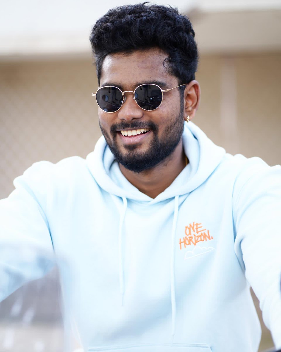 samvishal_6's tweet photo. I don't know how to describe this pic
#1YearOfKaarkuzhalKanmani https://t.co/hZleOXvZ5S