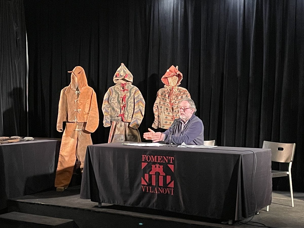 En Xavier Orriols fent la última ponència abans de la presentació. Masterclass de costums vilanovins del cicle de Carnaval.
