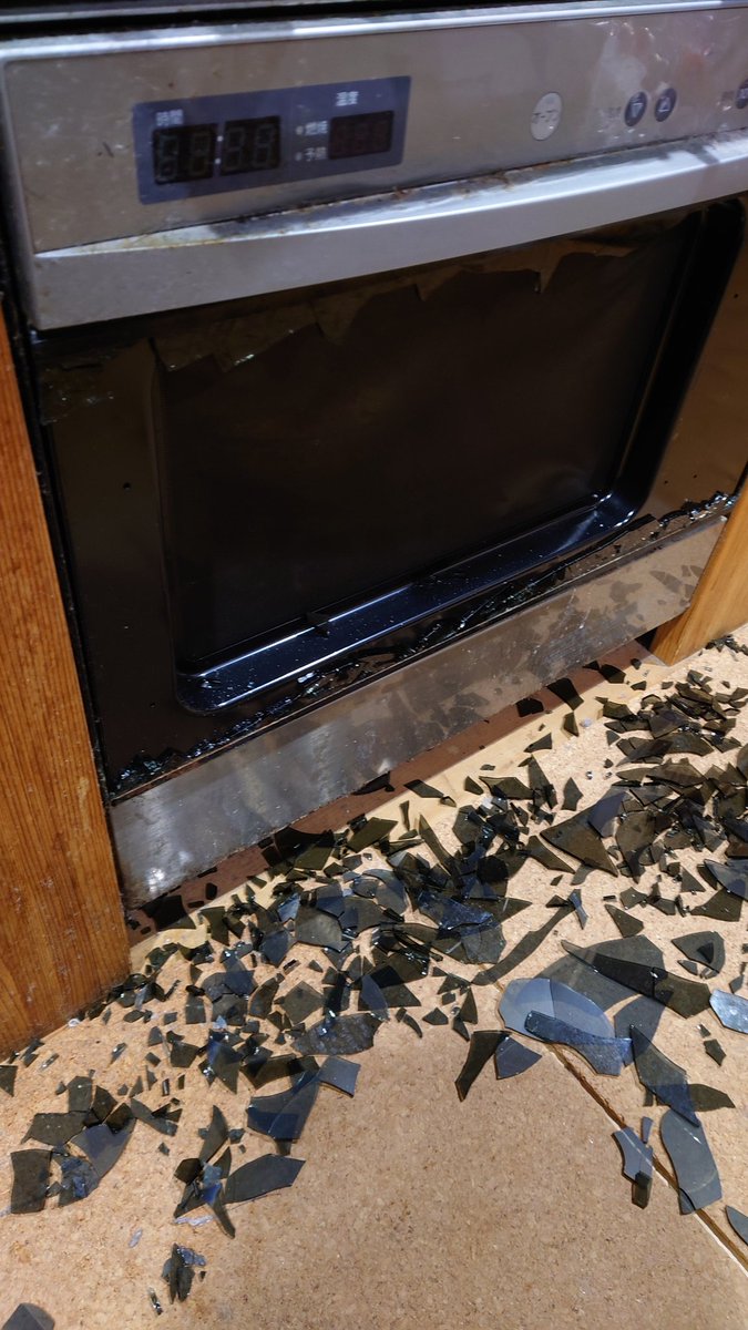 普通に使ってるだけなのに急に突然オーブンが粉々に割れた いったいなぜ オーブンに使われている強化ガラスが原因 Togetter