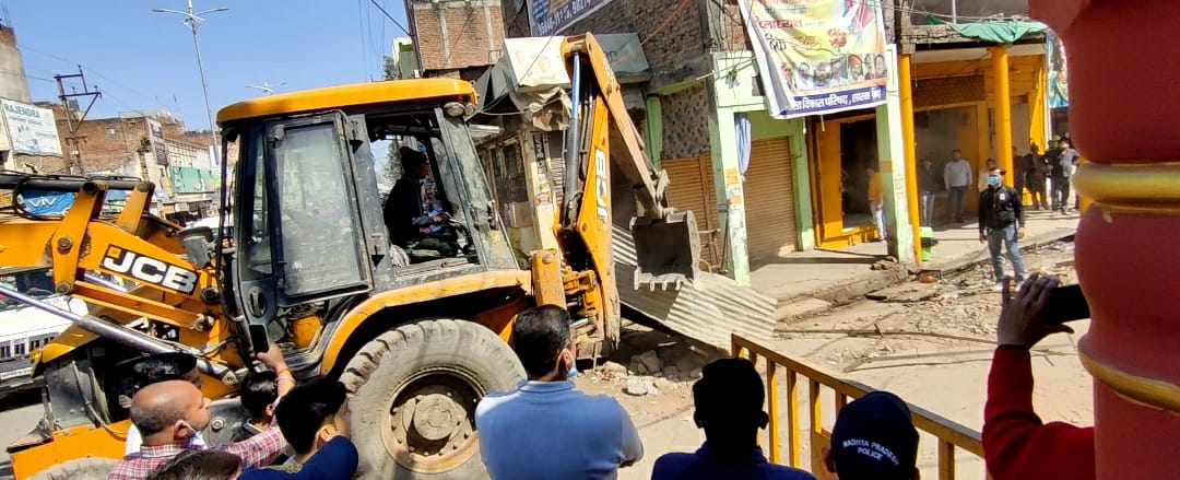BhindCollector's tweet photo. कलेक्टर डॉ सतीश कुमार एस एवं एसपी श्री शैलेन्द्र सिंह चौहान के निर्देशन में राजस्व विभाग, पुलिस एवं नगर पालिका अमले ने संयुक्त कार्यवाही कर सदर बाजार में जेसीबी मशीन दल बल के साथ अस्थाई अतिक्रमण हटाने की कार्यवाही की। https://t.co/OzbiOlDrtH
