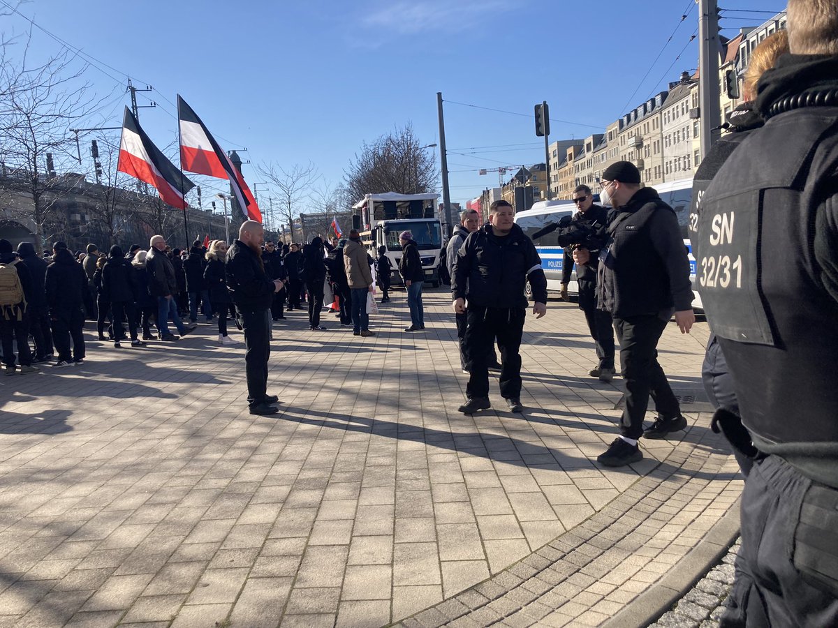 savannahpleil's tweet photo. Neo-Nazis versuchen die Presse des Platzes zu verweisen #dd1302 https://t.co/DUvmwPJwsu