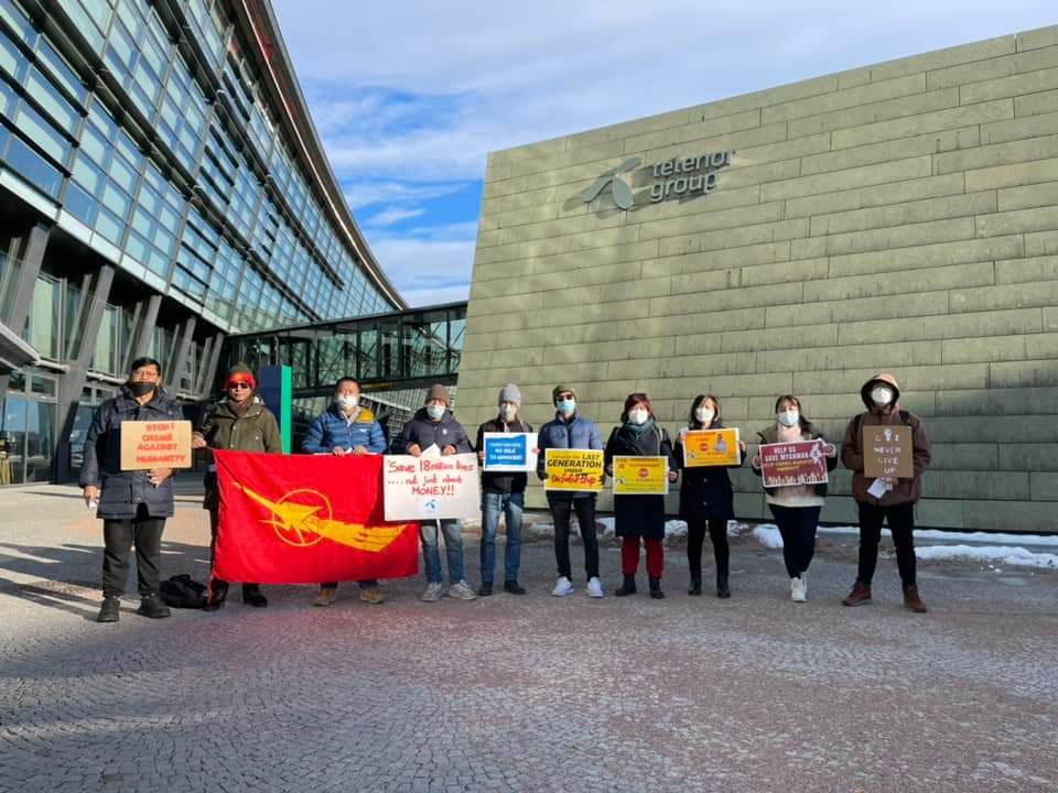 Pro-democracy Myanmar nationalities in Norway marched at the front of @TelenorGroup headquarter in Fornebu and called Telenor to stop selling @Telenor_mm to junta-affiliated companies.

#2022Feb13Coup #Telenor_EndWithCriminalJunta #WhatsHappeningInMyanmar