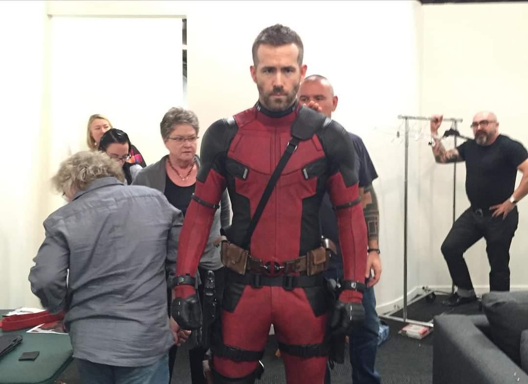 Dibujar gastos generales bostezando MCU_Updates🕷 on Twitter: "🚨The Actor #RyanReynolds uploaded this picture  &amp; deleted it from his official page on the Facebook application while  he was wearing a #Deadpool suit, the interesting thing is that