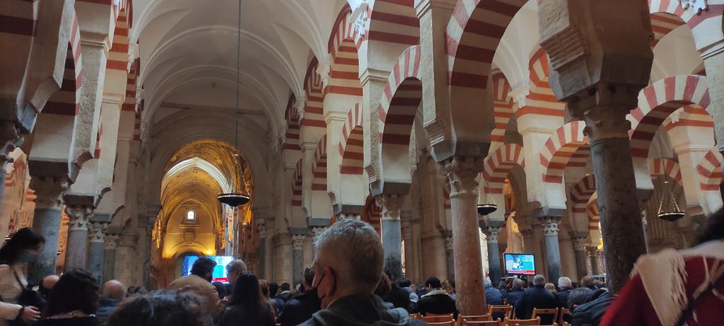 Después de ver la magnitud, magnificencia, belleza y cualquier otro calificativo aplicable a la mezquita de Córdoba, siento que se han cargado una maravilla, sacralizandola y aplicándole las ornamentas cristianas.
